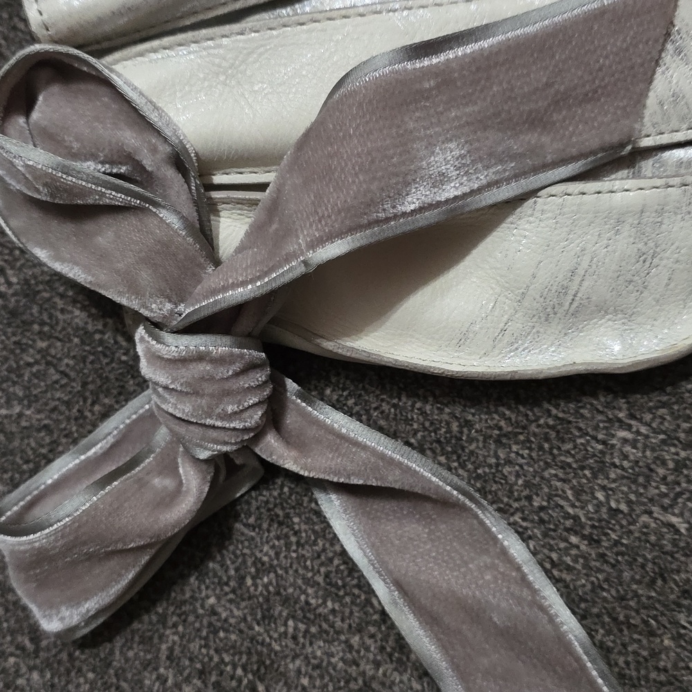 Rare Ann Taylor Elegant Cream and Gray / Silver Wristlet - Picture 3 of 8